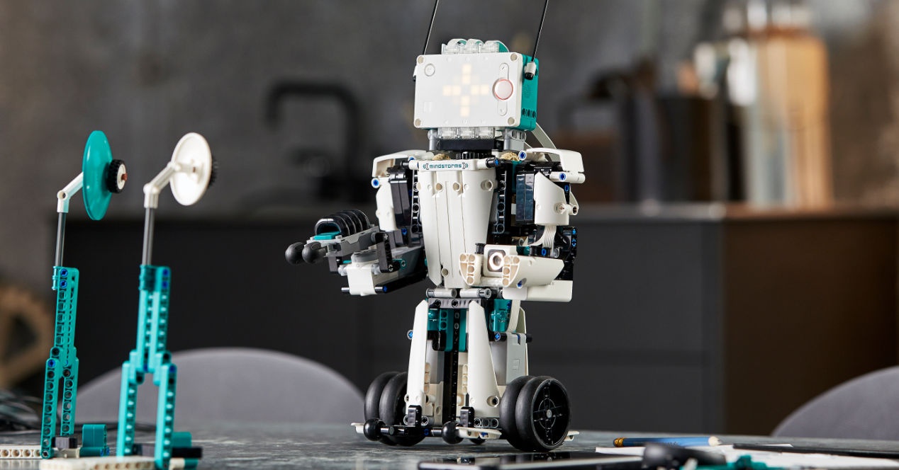 Sortu zure robota LEGO MINDSTORMS Robot Inventor-ekin