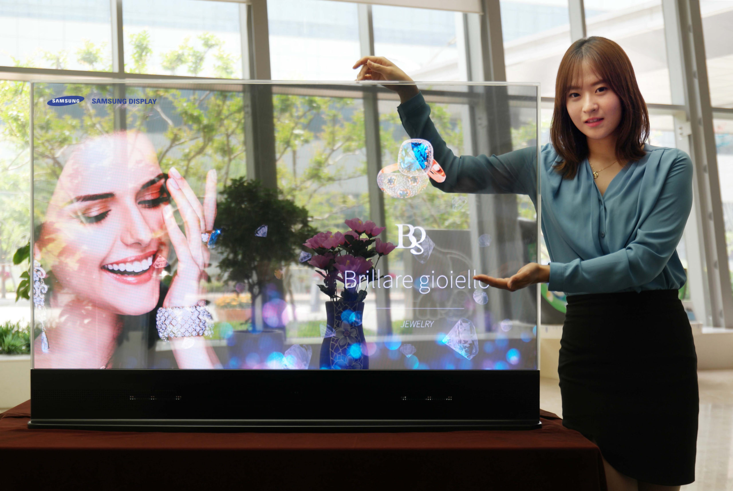 Samsung Displayek LCD pantaila fabrikak ixten ditu!
