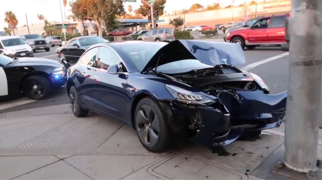 Xehetasunak Tesla Autopilotari buruzko odola izozteari buruz
