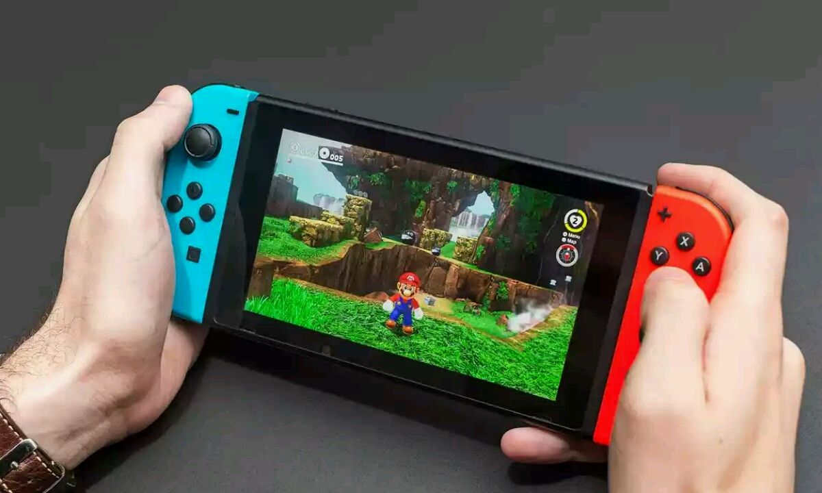 Nintendo, bi berri, bata merkea eta garestia Switch eredua aterako du
