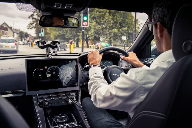 Jaguar Land Rover teknologia iraultzailea argi gorriaren arazoa konpontzeko!
