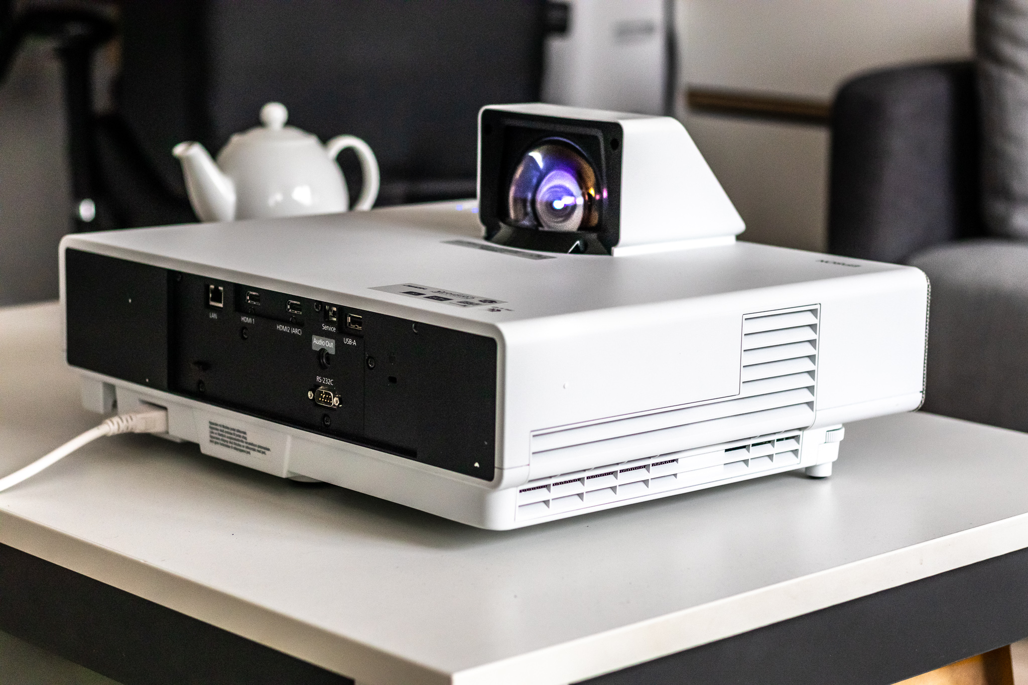  4K ultra-motzeko jaurtitzaile proiektorea 130 hazbeteko pantaila bizia bihurtzen duen proiektorea.  Epson EH-LS500 - berrikuspena
