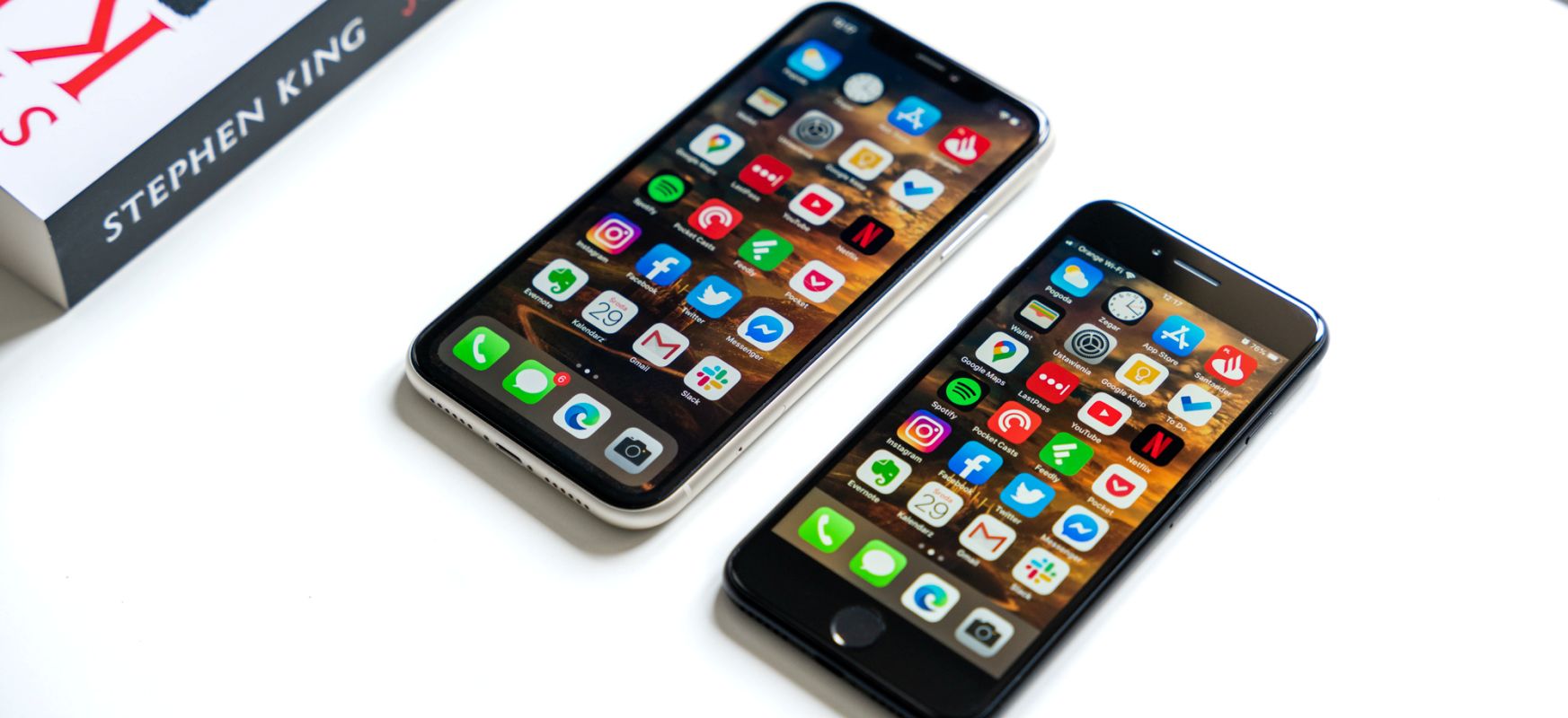  IPhone merkea versus iPhone oso merkea.  iPhone 11 vs iPhone SE - duelua
