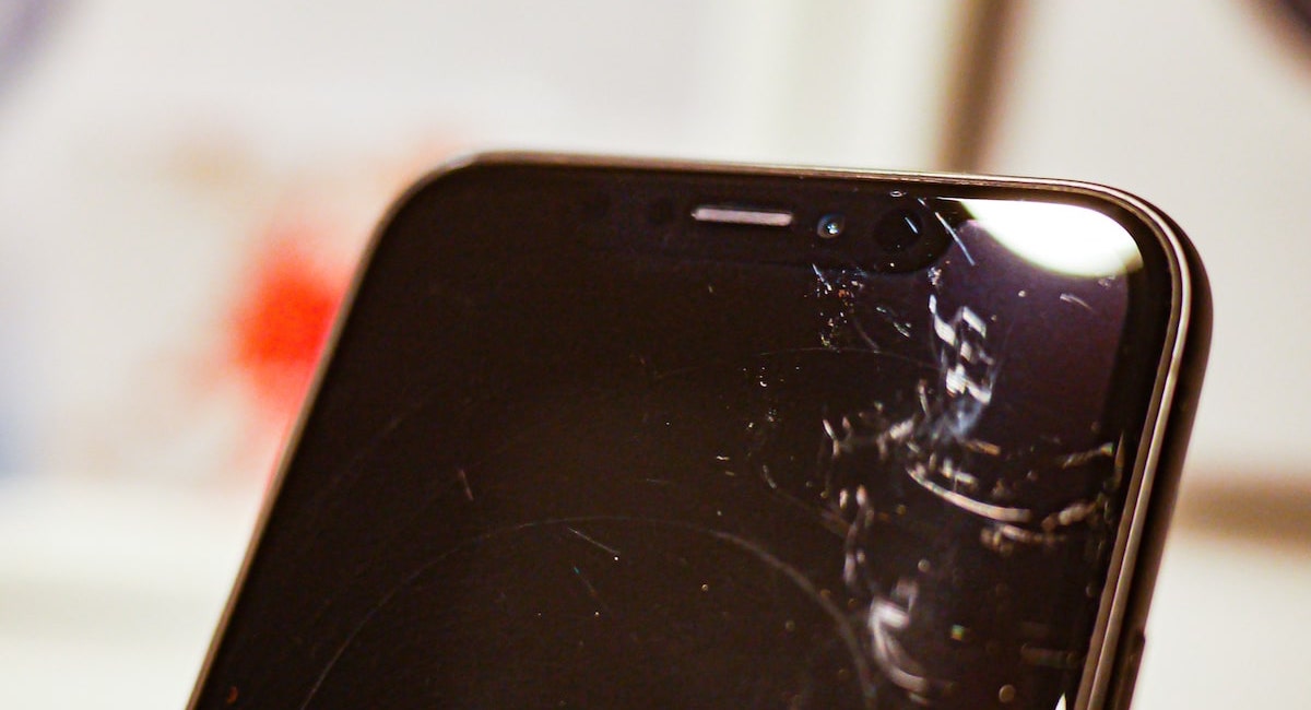  Erabiltzaileek kexu dira iPhone berriak erraz urratzen direla.  Nik sinesten dut arazo hau neure burua delako
