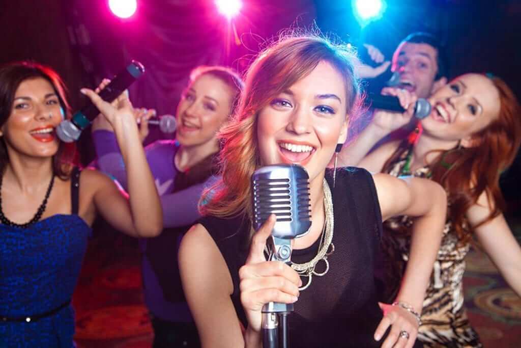 6 Karaokeentzako aplikazio onenak Apple Telebista Etxea festa bat antolatzeko
