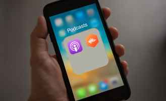 Apple Podcasts vs Castbox: Zein da iOSerako podcast aplikazio onena
