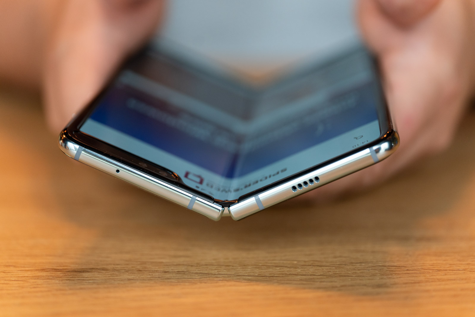 Samsung Galaxy Fold  harpidetzat eros dezakezu Polonian.  Erosketa ezohiko erritua izango da
