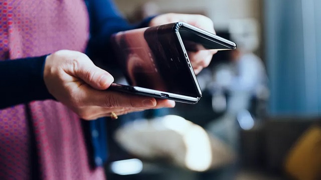 TCL bi tokitan tolesten duen smartphone batean ari da lanean
