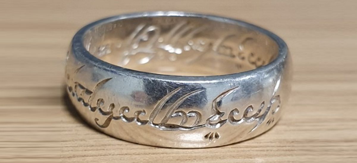 Yorkshireko poliziak Lord of the Ring Facebooken bila ari dira.  serio
